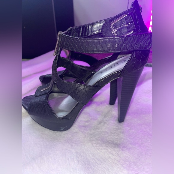 GUESS Zipper heals. |Color black|Size 7 women’s. Very stylish - Picture 3 of 5